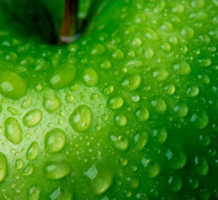 mela verde con gocce d'acqua